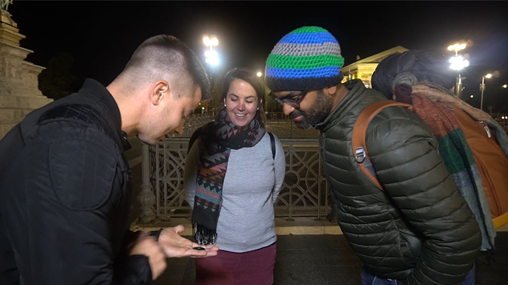 Cambio de color de moneda china (trucos e instrucciones en línea) por Joker Magic - Truco