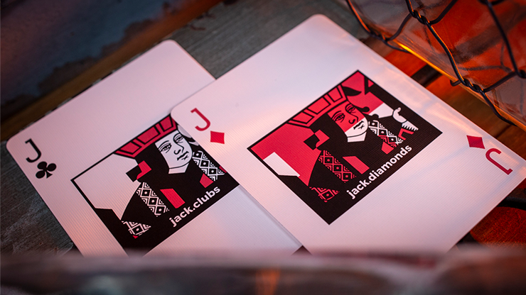 Naipes Sinis (Frambuesa y Negro) de Marc Ventosa