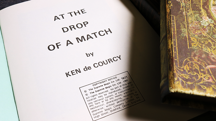 Al caer una cerilla de Ken De Courcy - Libro