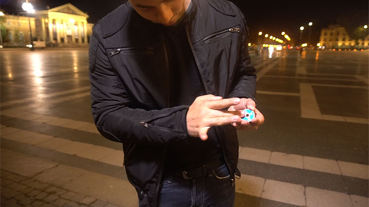 Cambio de color de moneda china (trucos e instrucciones en línea) por Joker Magic - Truco 