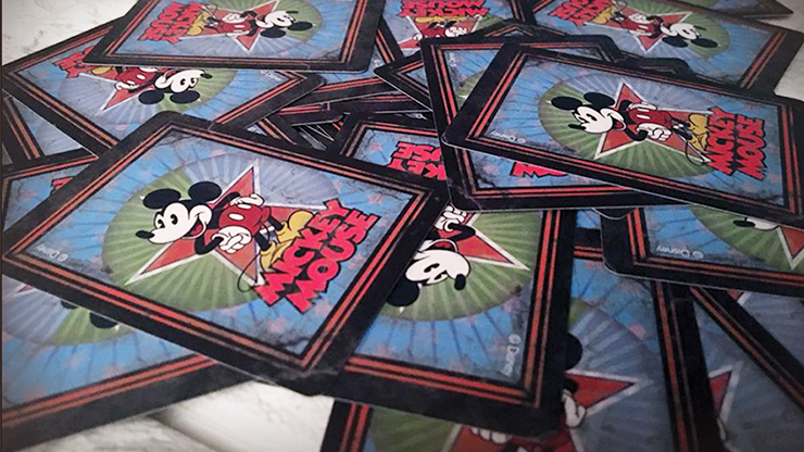 Jugando a las cartas de Mickey Mouse