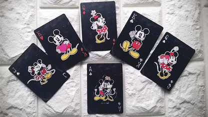 Jugando a las cartas de Mickey Mouse