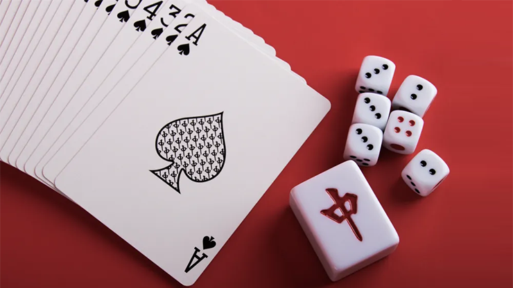 Chung jugando a las cartas